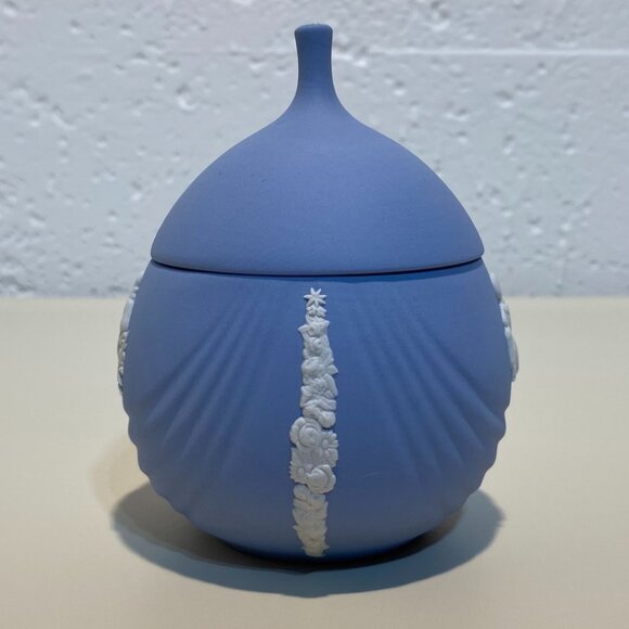 Wedgwood Blue Jasperware Small Lidded Pot with White Motif and Daisy Top - Picture 3 of 12